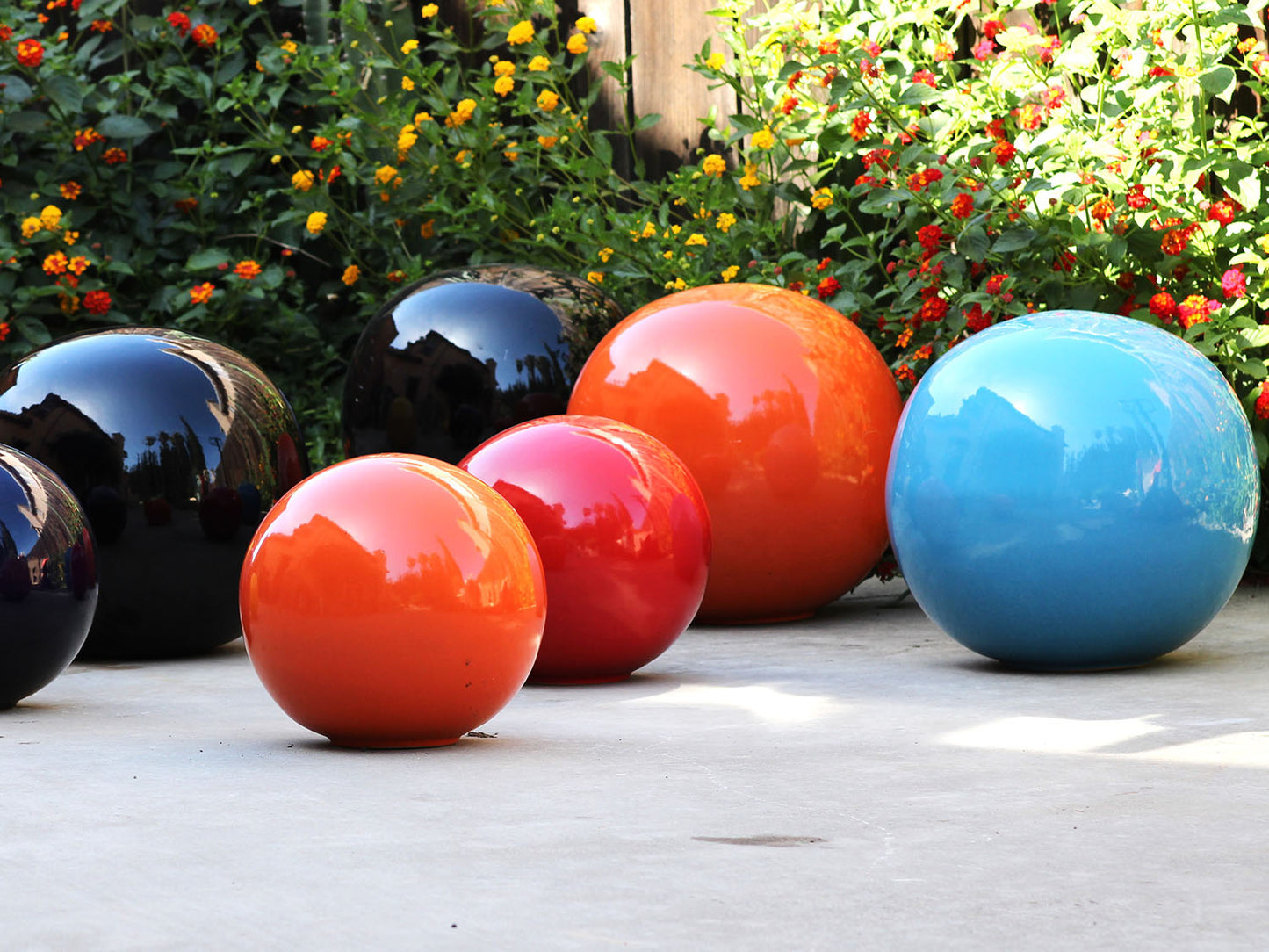 Outdoor Decorative Sphere Glazed 16" By Plantatorem